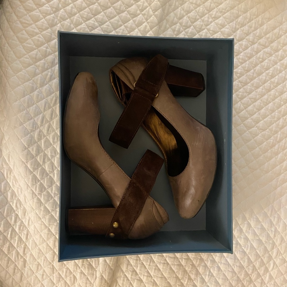 Detailed, v comfortable round toe pump with suede strap and fun heel detail.